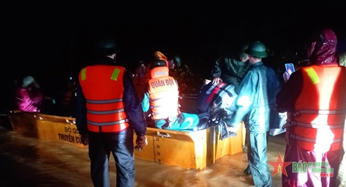 Lực lượng vũ trang huyện Hương Khê, Hà Tĩnh tham gia tìm kiếm người mất tích trong mưa lũ